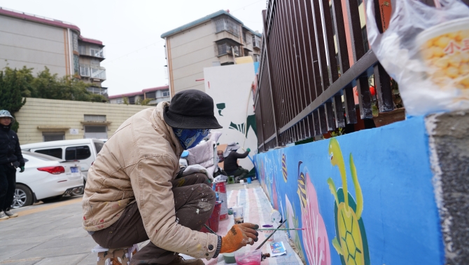 施工方正在對墻體進行彩繪 施工方正在對墻體進行彩繪