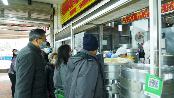 居民排隊(duì)買網(wǎng)紅銀絲卷