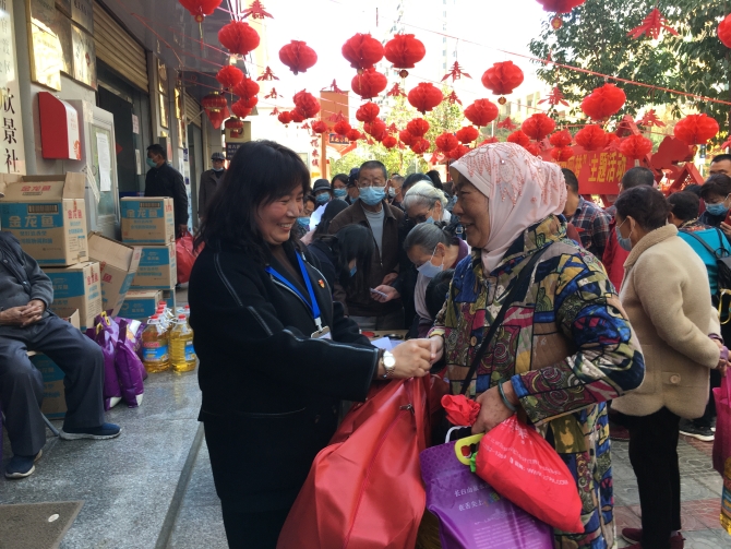 為居民群眾發(fā)放毛毯 為居民群眾發(fā)放毛毯