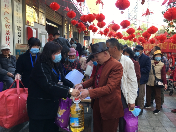 為居民群眾發(fā)放食用油 為居民群眾發(fā)放食用油