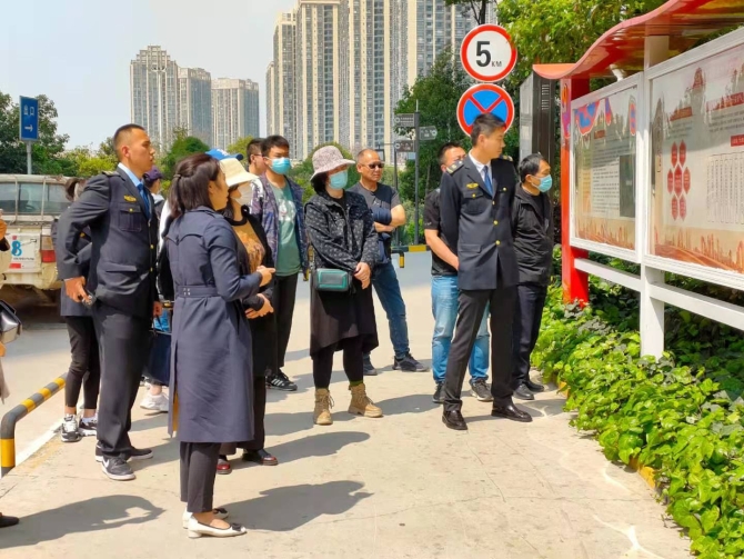 參觀石虎關(guān)社區(qū)防震減災(zāi)工作宣傳欄 參觀石虎關(guān)社區(qū)防震減災(zāi)工作宣傳欄