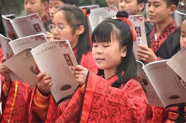 學(xué)生集體朗誦老師、學(xué)生的詩(shī)集《高岡詩(shī)韻》