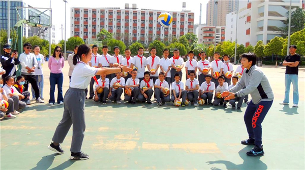 中國女排前國手主力隊員張嫻到學校指導訓練