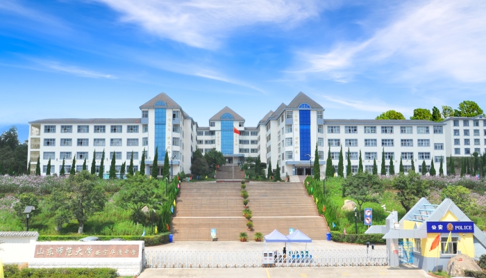 氣勢雄偉的校園正門