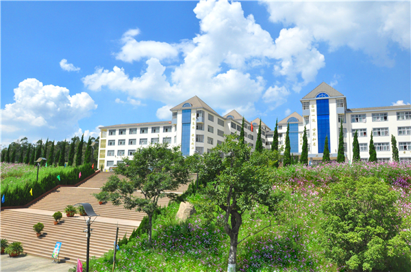 依山而建，鳥語花香