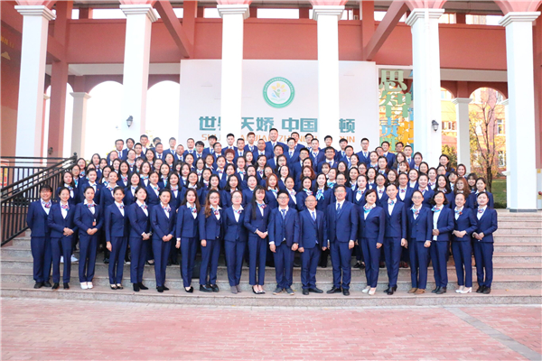 全校教師合影留念