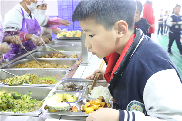 學(xué)生排隊就餐