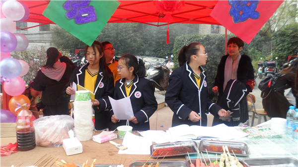 趕廟會，學(xué)生做買賣。