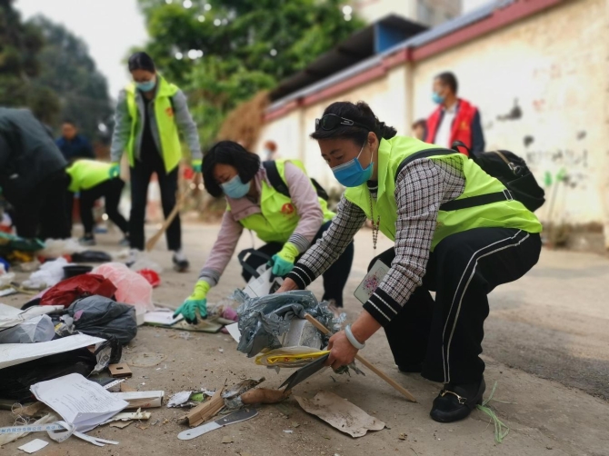 志愿者清理衛(wèi)生死角 志愿者清理衛(wèi)生死角