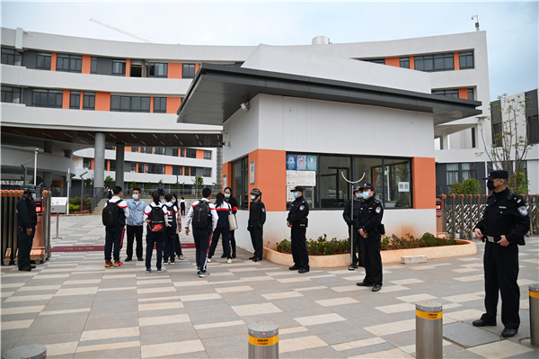 昆明長城中學(xué)新城校區(qū)晨檢入校