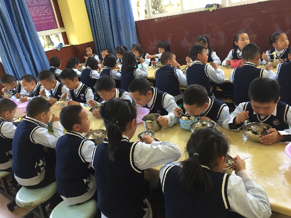 千人用餐無話聲的文明就餐