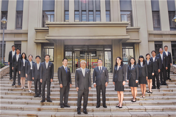 學(xué)校領(lǐng)導(dǎo)班子及中層干部 學(xué)校領(lǐng)導(dǎo)班子及中層干部