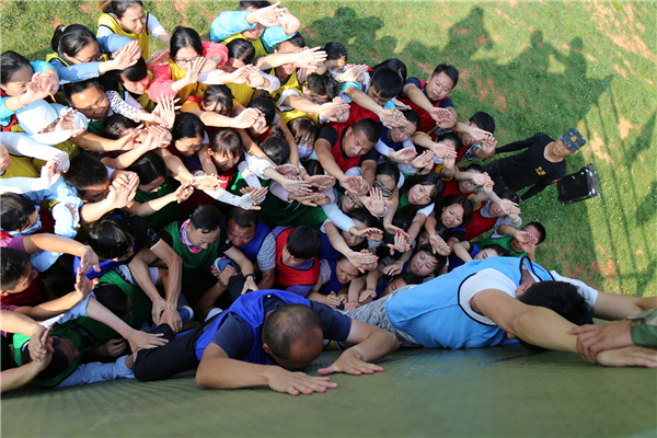 翻越“畢業(yè)墻” 翻越“畢業(yè)墻”