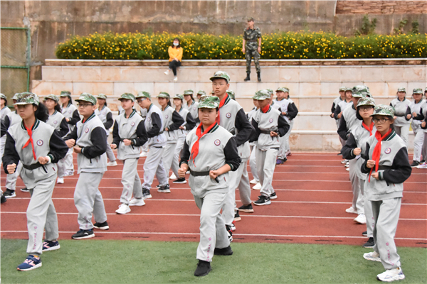 軍訓(xùn) (1) 軍訓(xùn) (1)