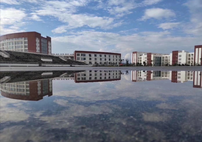 倒影下的足球場(chǎng) 倒影下的足球場(chǎng)