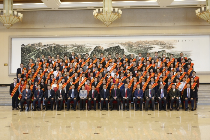 第五屆黃炎培職業(yè)教育獎頒獎與國家領(lǐng)導(dǎo)人合影