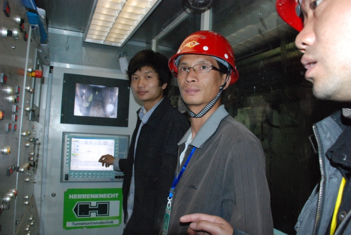 在地鐵施工現(xiàn)場進(jìn)行學(xué)習(xí)