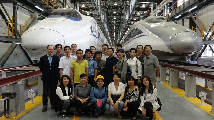 組織工作室老師在動車段學(xué)習(xí)