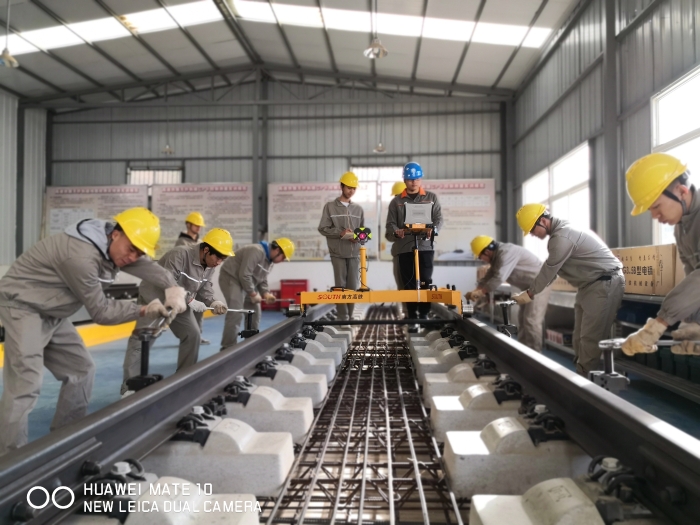 校內(nèi)開展高鐵線路精測精調(diào)實訓(xùn)