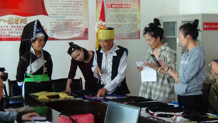 舞蹈學(xué)院教師團(tuán)隊(duì)到文山采風(fēng) 舞蹈學(xué)院教師團(tuán)隊(duì)到文山采風(fēng)