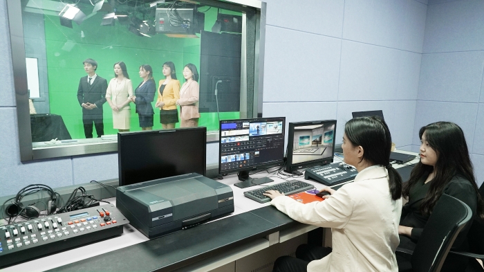 播音主持與廣播影視節(jié)目制作的同學(xué)正在實(shí)訓(xùn)_副本 播音主持與廣播影視節(jié)目制作的同學(xué)正在實(shí)訓(xùn)_副本