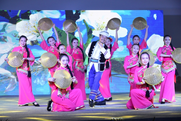 花燈表演同學(xué)演出花燈歌舞《寶珠情》_副本 花燈表演同學(xué)演出花燈歌舞《寶珠情》_副本