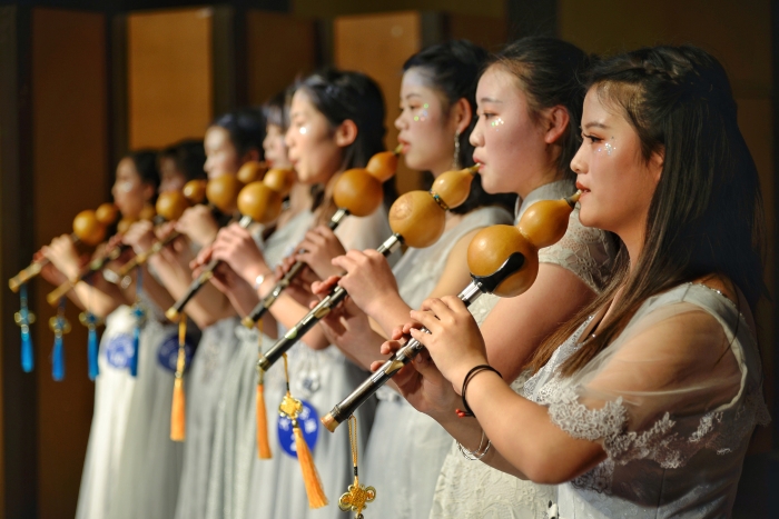 樂器制作專業(yè)學(xué)生用自己制作的葫蘆絲演奏_副本 樂器制作專業(yè)學(xué)生用自己制作的葫蘆絲演奏_副本