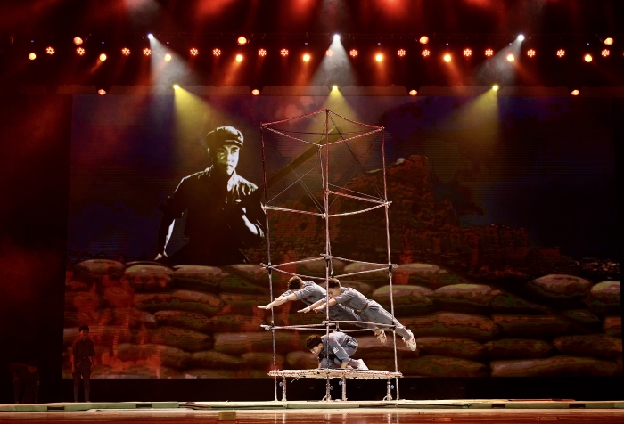 我院學(xué)生演出的雜技-紅色記憶—鉆_副本 我院學(xué)生演出的雜技-紅色記憶—鉆_副本