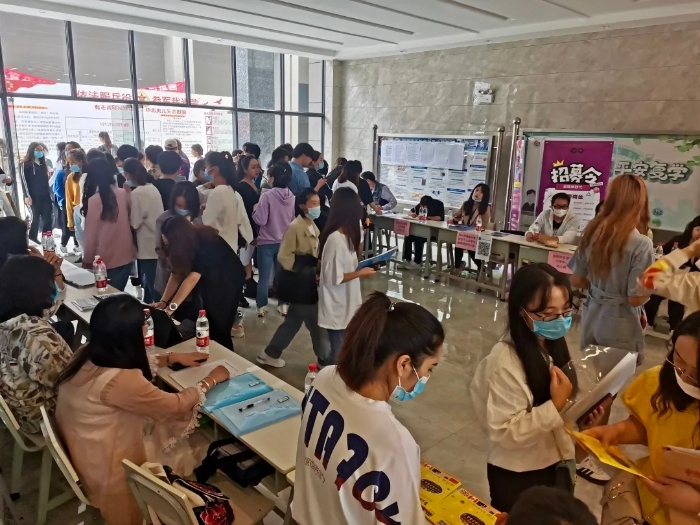 現(xiàn)場招聘會(一) 現(xiàn)場招聘會(一)