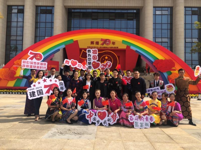 團(tuán)委組織觀看輝煌70年展覽