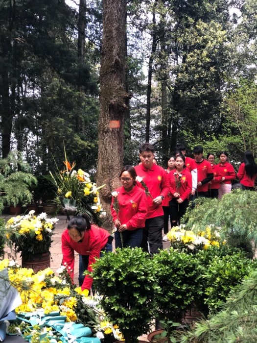 學(xué)生干部悼念聶耳