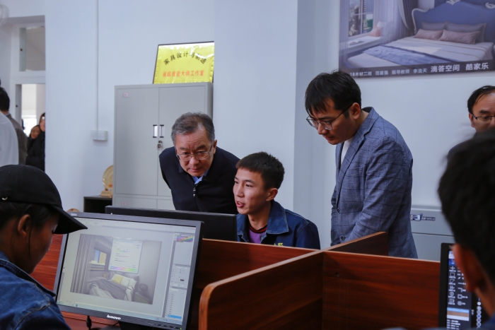 省教育廳周榮廳長關(guān)心我校學(xué)生就業(yè)實(shí)習(xí)情況