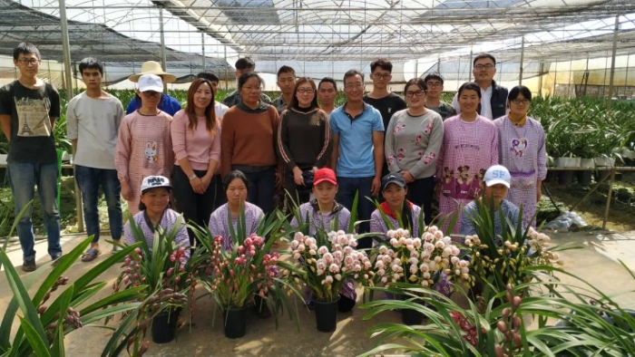 學(xué)院領(lǐng)導(dǎo)和老師到合作企業(yè)看望實(shí)習(xí)學(xué)生(一) 學(xué)院領(lǐng)導(dǎo)和老師到合作企業(yè)看望實(shí)習(xí)學(xué)生(一)