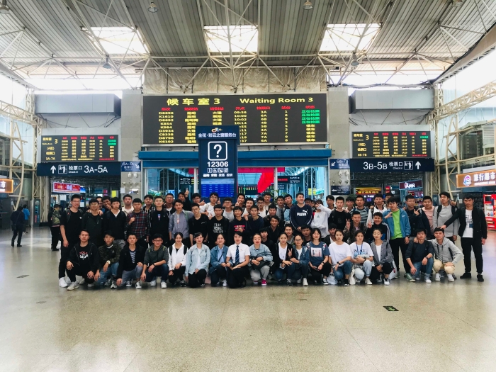 參加昆明鐵路春運(yùn)志愿者 參加昆明鐵路春運(yùn)志愿者