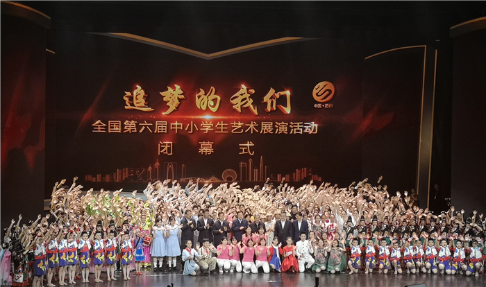 1. 2019年4月17日在蘇州舉辦的全國第六屆中小學生藝術展演活動中，昆明市藝術學校的合唱《夏日里的“的的”調》代表云南省在閉幕式中作了精彩的匯報表演，在閉幕式上我校學生被安排在舞臺最中間，同學們有幸站在教育部陳寶生部長旁。