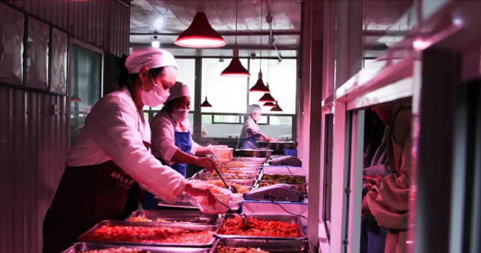 食堂熱情服務(wù)