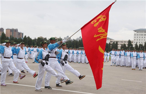 我校高一新生在昆明陸軍學(xué)院進(jìn)行軍訓(xùn)。