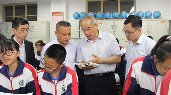 校長與孩子在一起_副本 校長與孩子在一起_副本