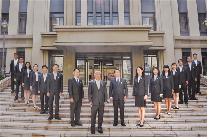 學(xué)校領(lǐng)導(dǎo)班子及中層干部