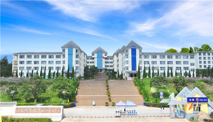 氣勢雄偉的校園正門