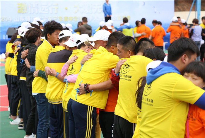 手拉手感恩勵(lì)志教育