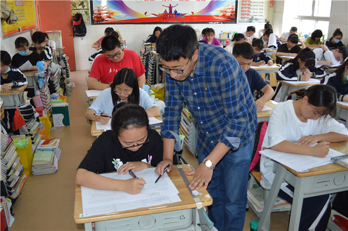 耐心輔導(dǎo)學(xué)生：昆明市名班主任余旭貴