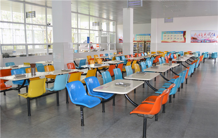 學校食堂明亮的就餐環(huán)境