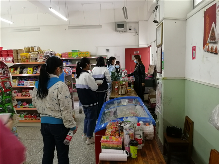 學(xué)生有序購(gòu)買(mǎi)生活用品