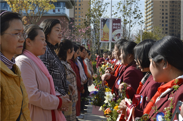 6-3-1三八節(jié)獻花活動 6-3-1三八節(jié)獻花活動