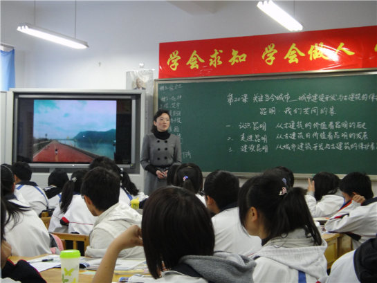 全省最先進(jìn)的“多媒體一體機(jī)” 全省最先進(jìn)的“多媒體一體機(jī)”