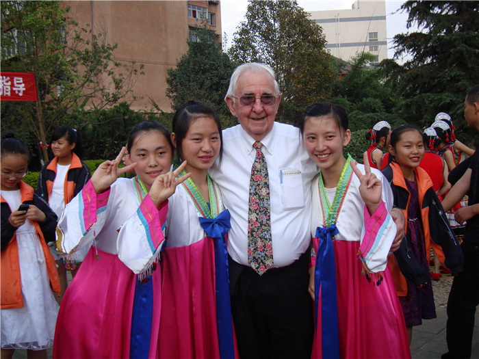 弗斯特博士與學(xué)生在一起