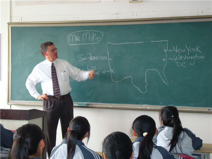 美國(guó)國(guó)際文化交流學(xué)院麥克爾博士為我校學(xué)生上課
