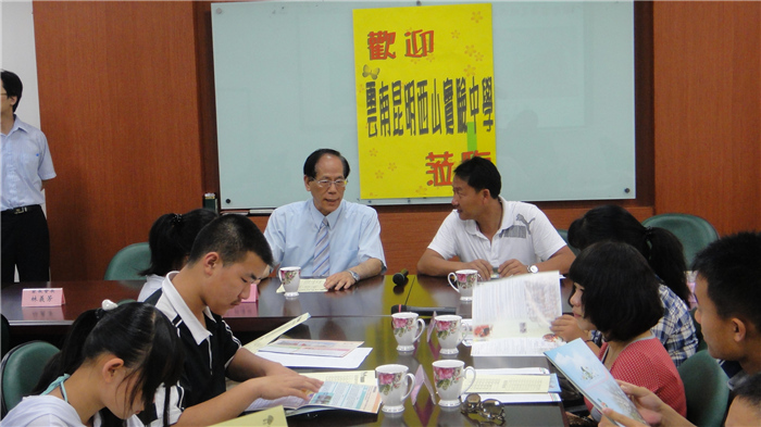 與臺(tái)灣忠明高級(jí)中學(xué)校長(zhǎng)許校長(zhǎng)交流