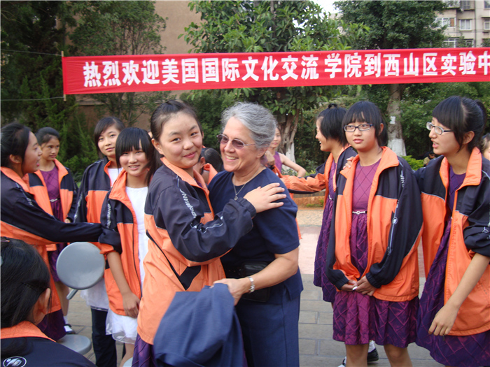 詹妮教授與學(xué)生共舞